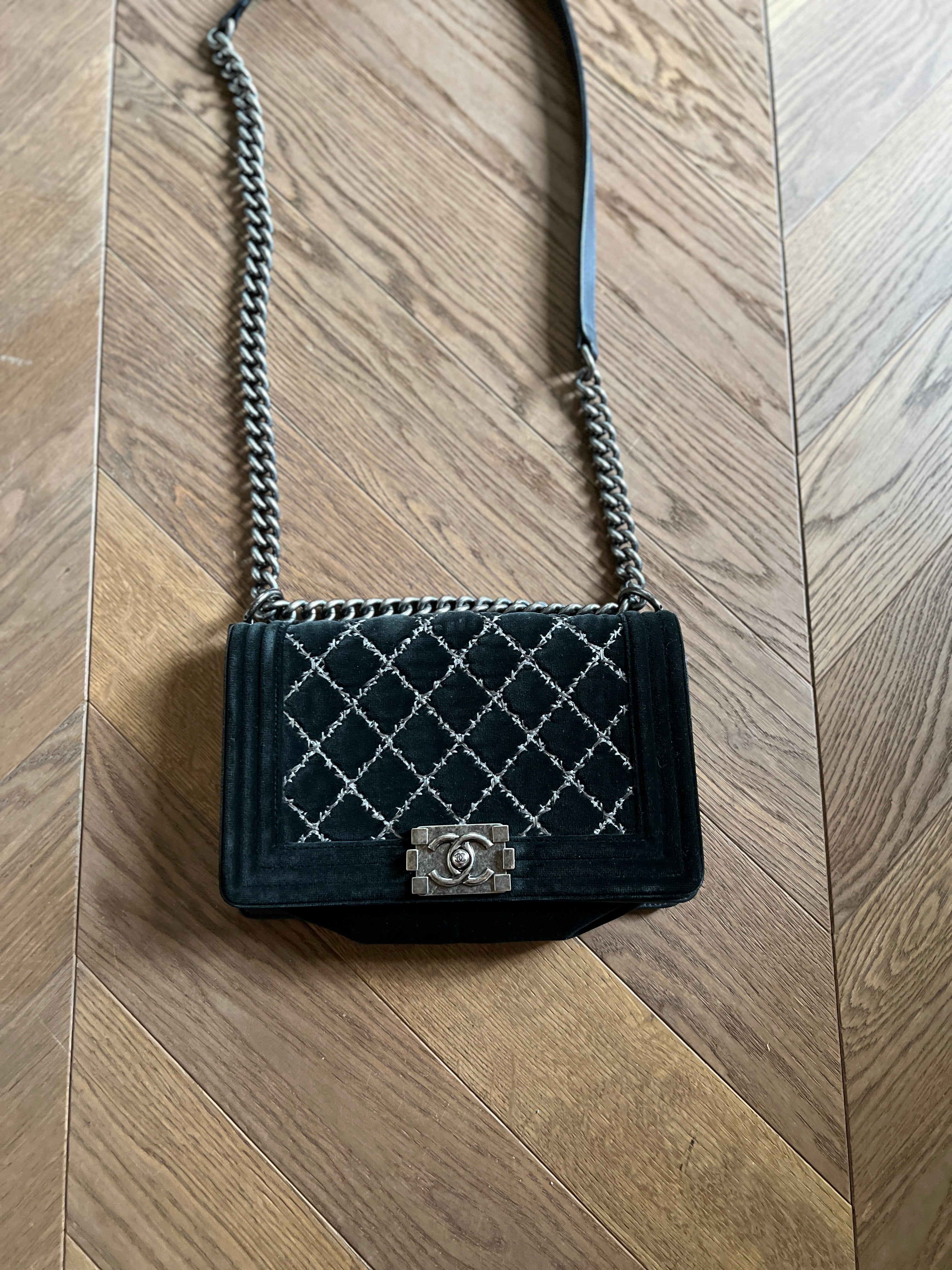 Sac Chanel Boy en velours métal finition ruthénium