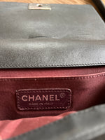 Charger l&#39;image dans la galerie, Sac Chanel Boy en velours métal finition ruthénium
