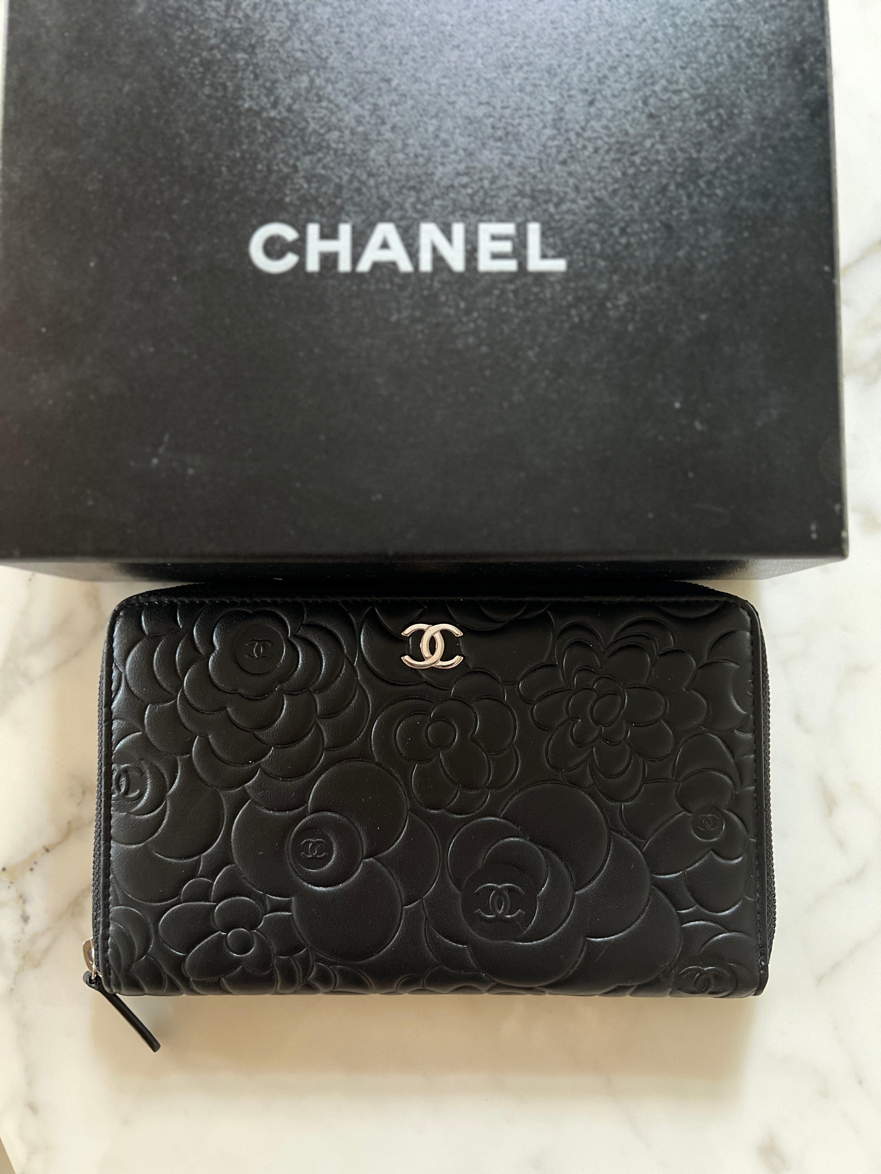 Portefeuille Chanel zippé à motif Camélia