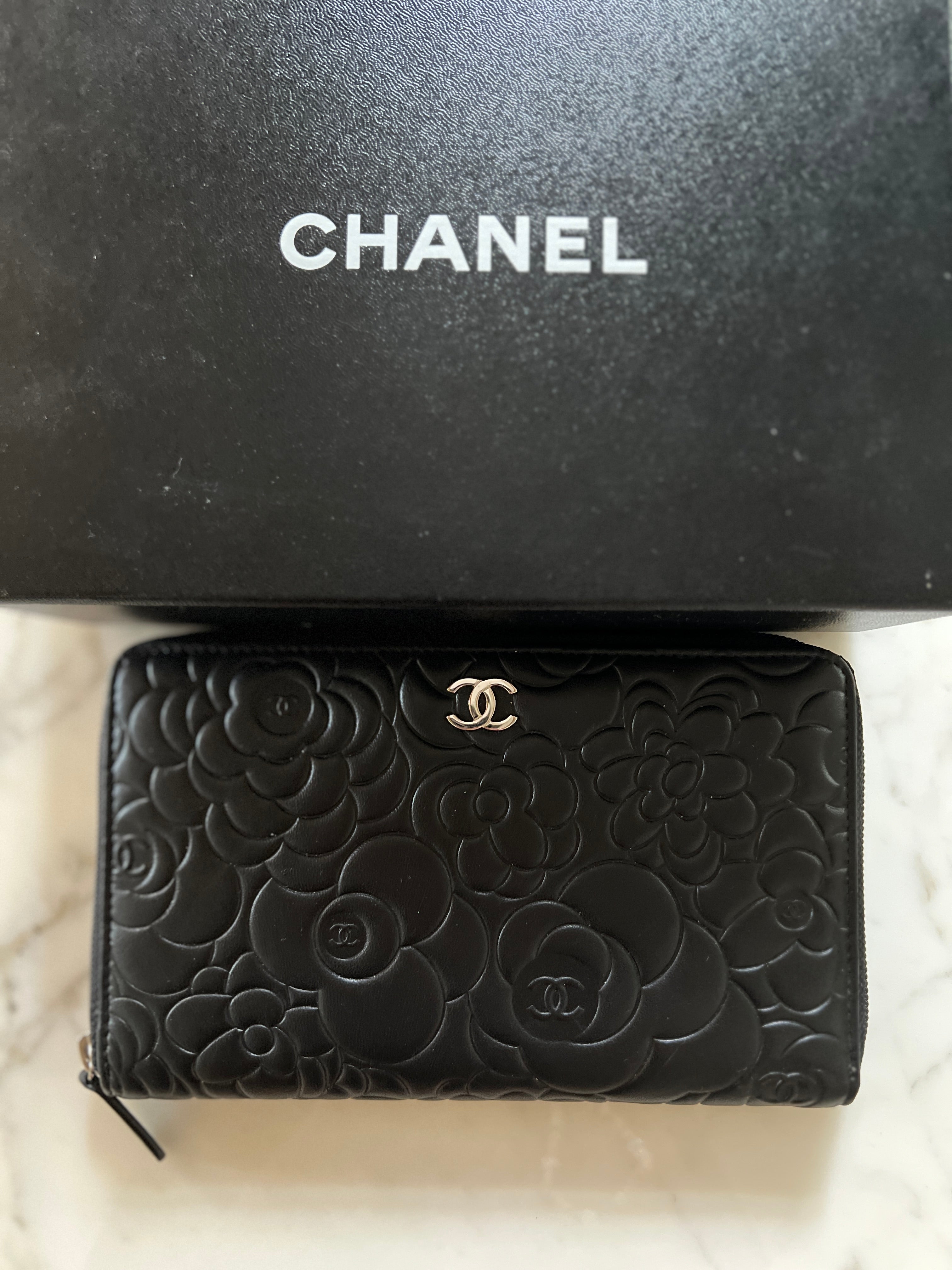 Portefeuille Chanel zippé à motif Camélia