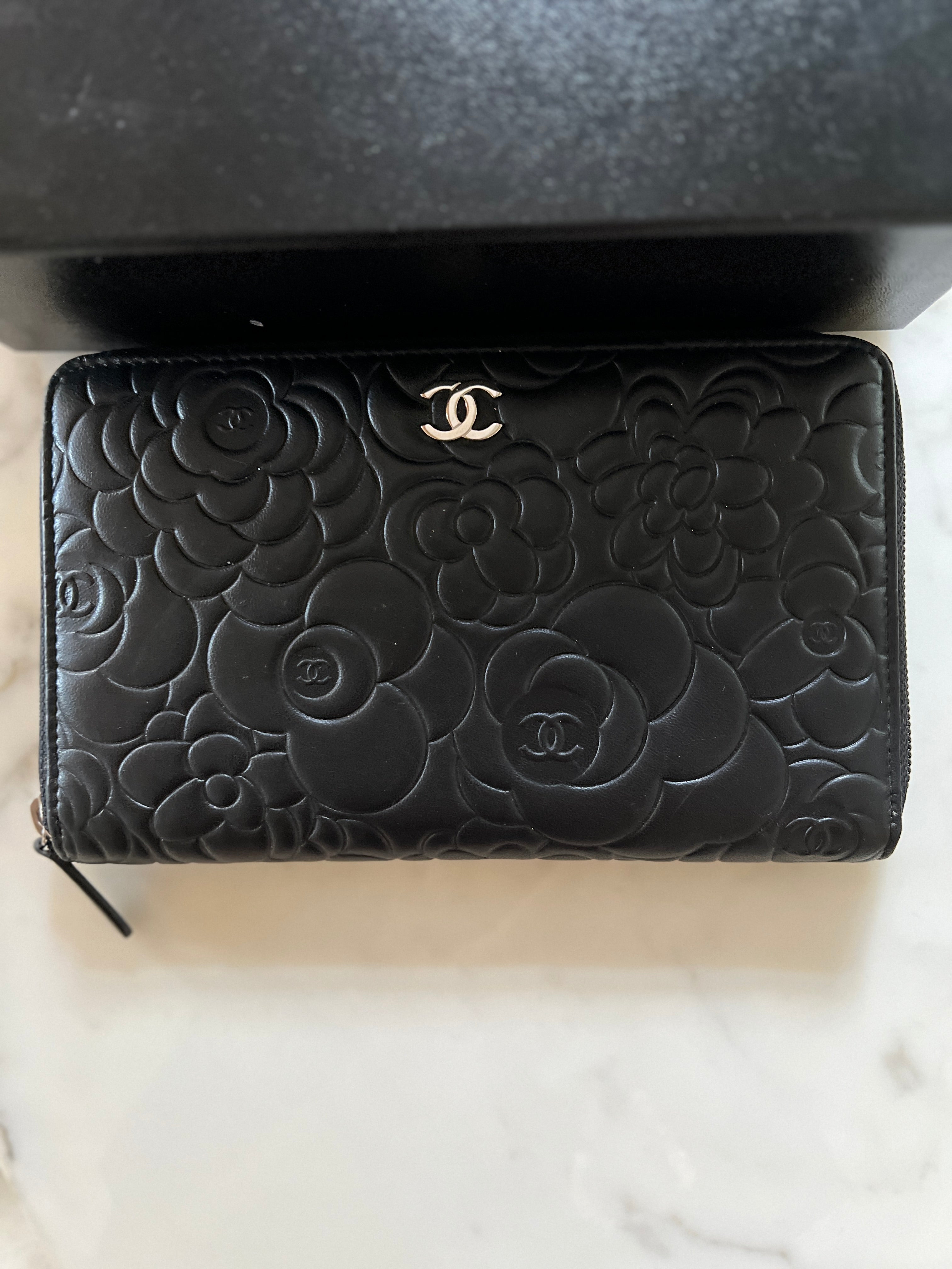 Portefeuille Chanel zippé à motif Camélia