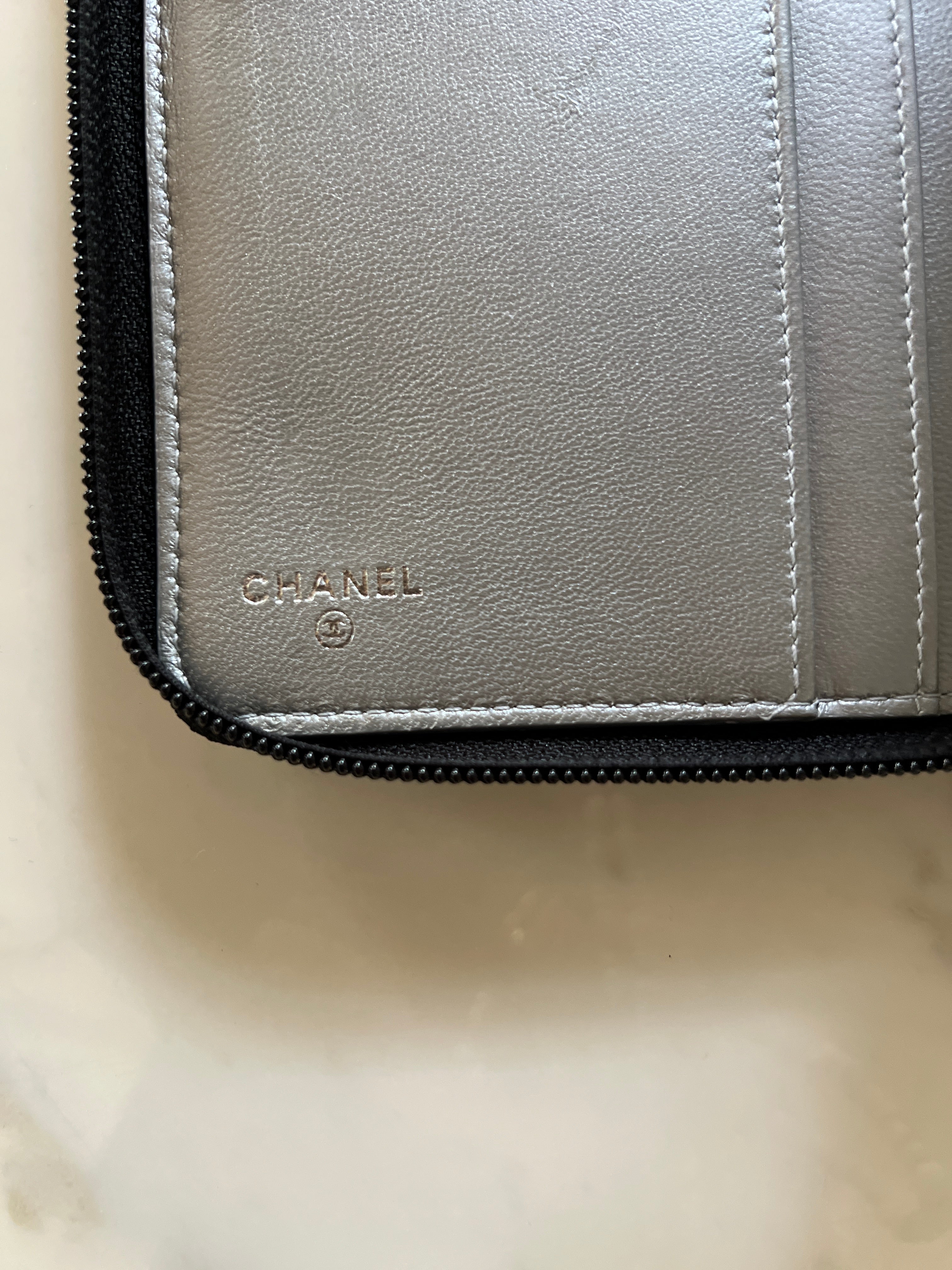 Portefeuille Chanel zippé à motif Camélia