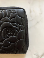 Charger l&#39;image dans la galerie, Portefeuille Chanel zippé à motif Camélia
