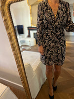 Charger l&#39;image dans la galerie, Ba&amp;sh - Robe noire à motifs beige et mauve
