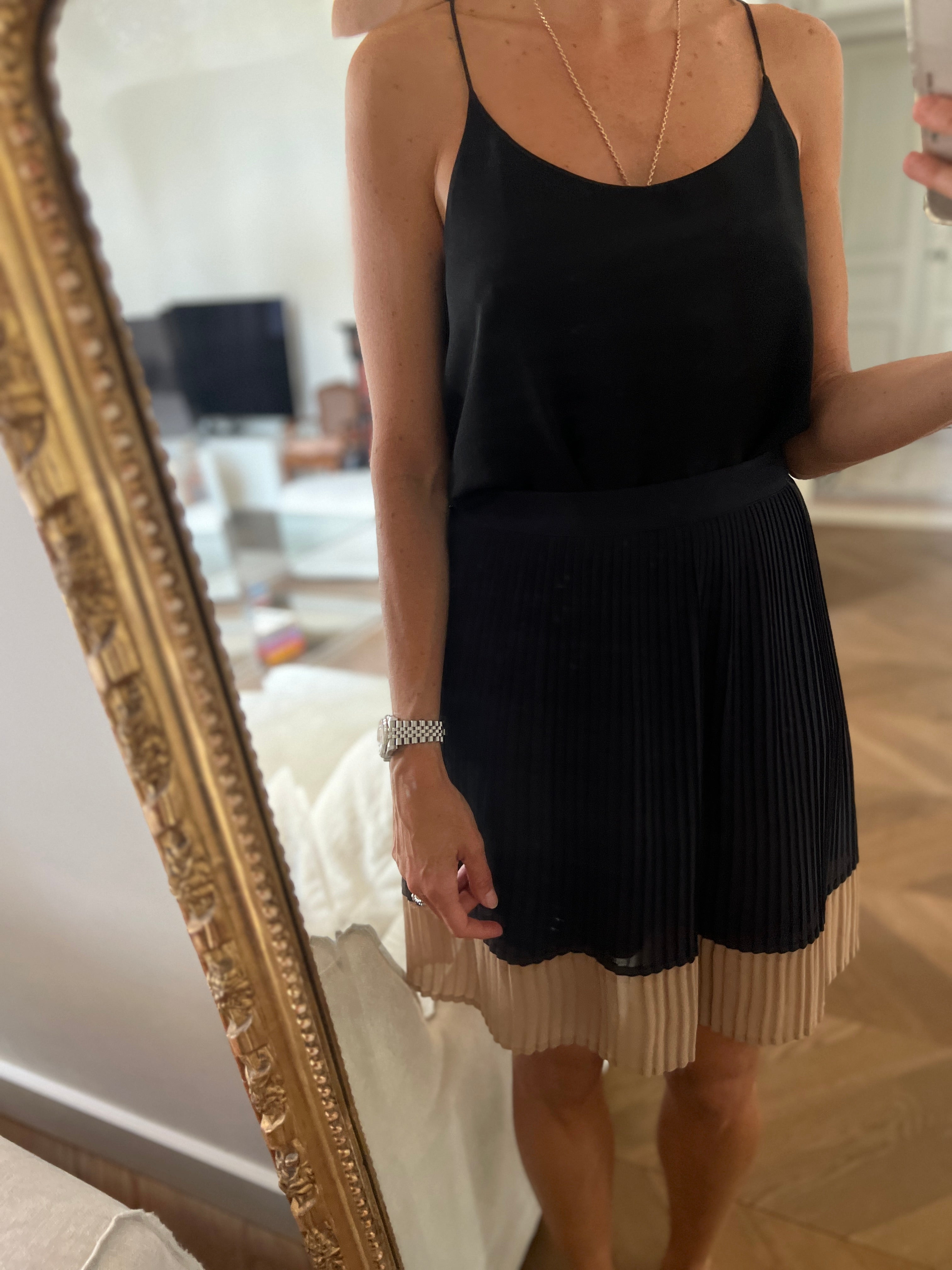 Jupe Vila plissée noire bas beige