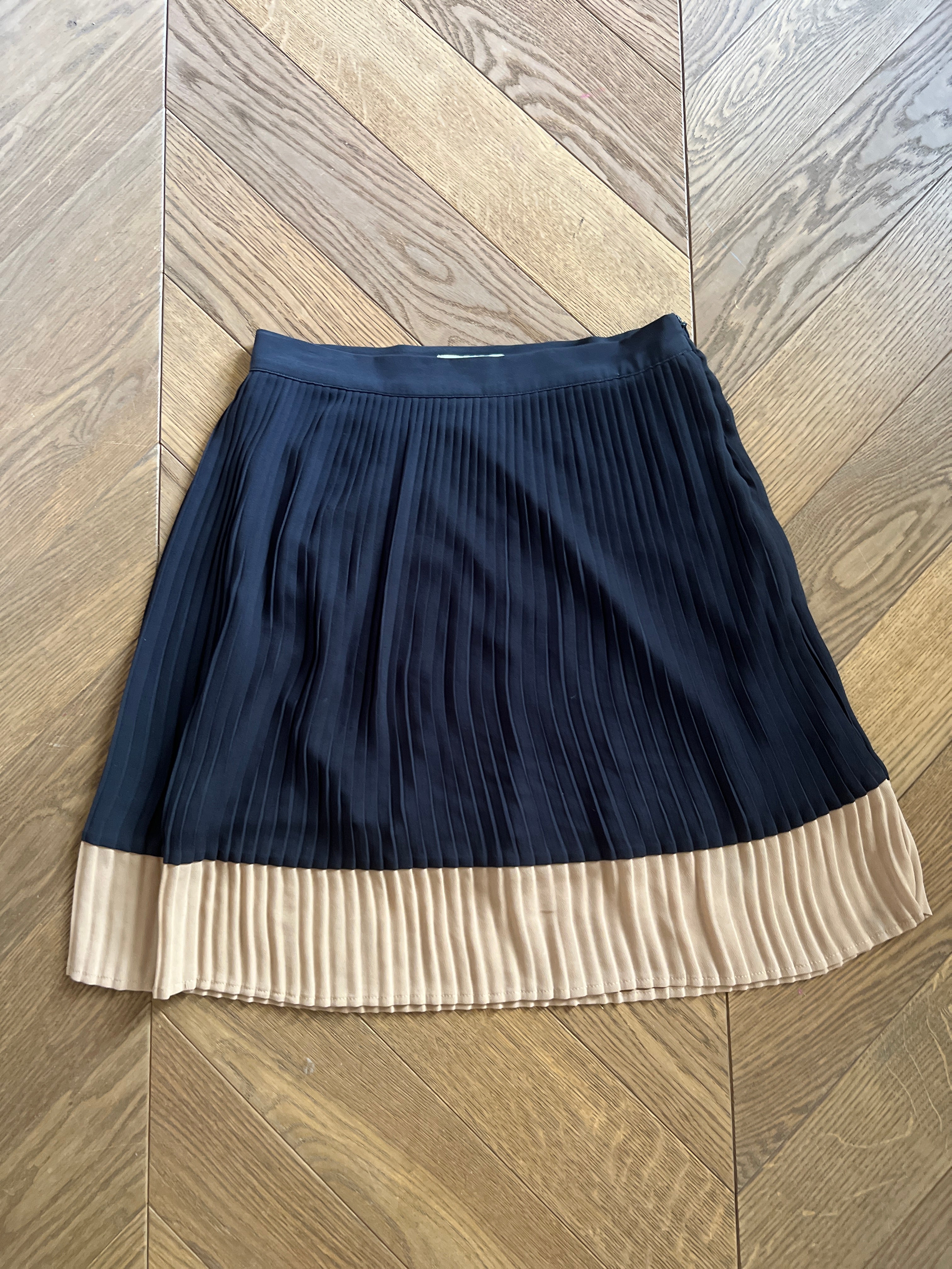 Jupe Vila plissée noire bas beige