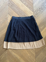 Charger l&#39;image dans la galerie, Jupe Vila plissée noire bas beige
