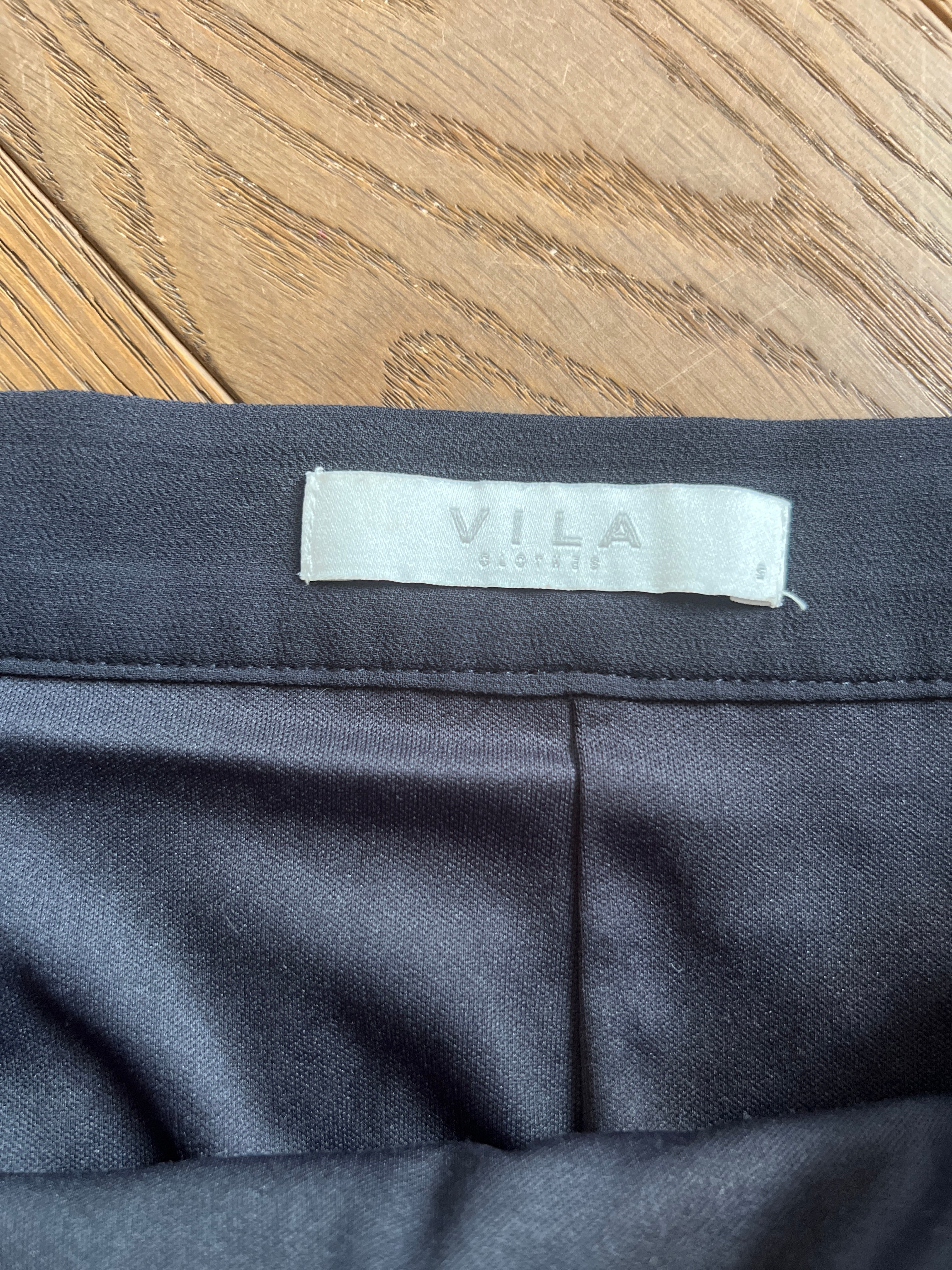 Jupe Vila plissée noire bas beige