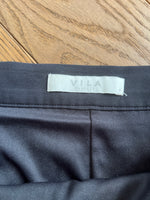 Charger l&#39;image dans la galerie, Jupe Vila plissée noire bas beige
