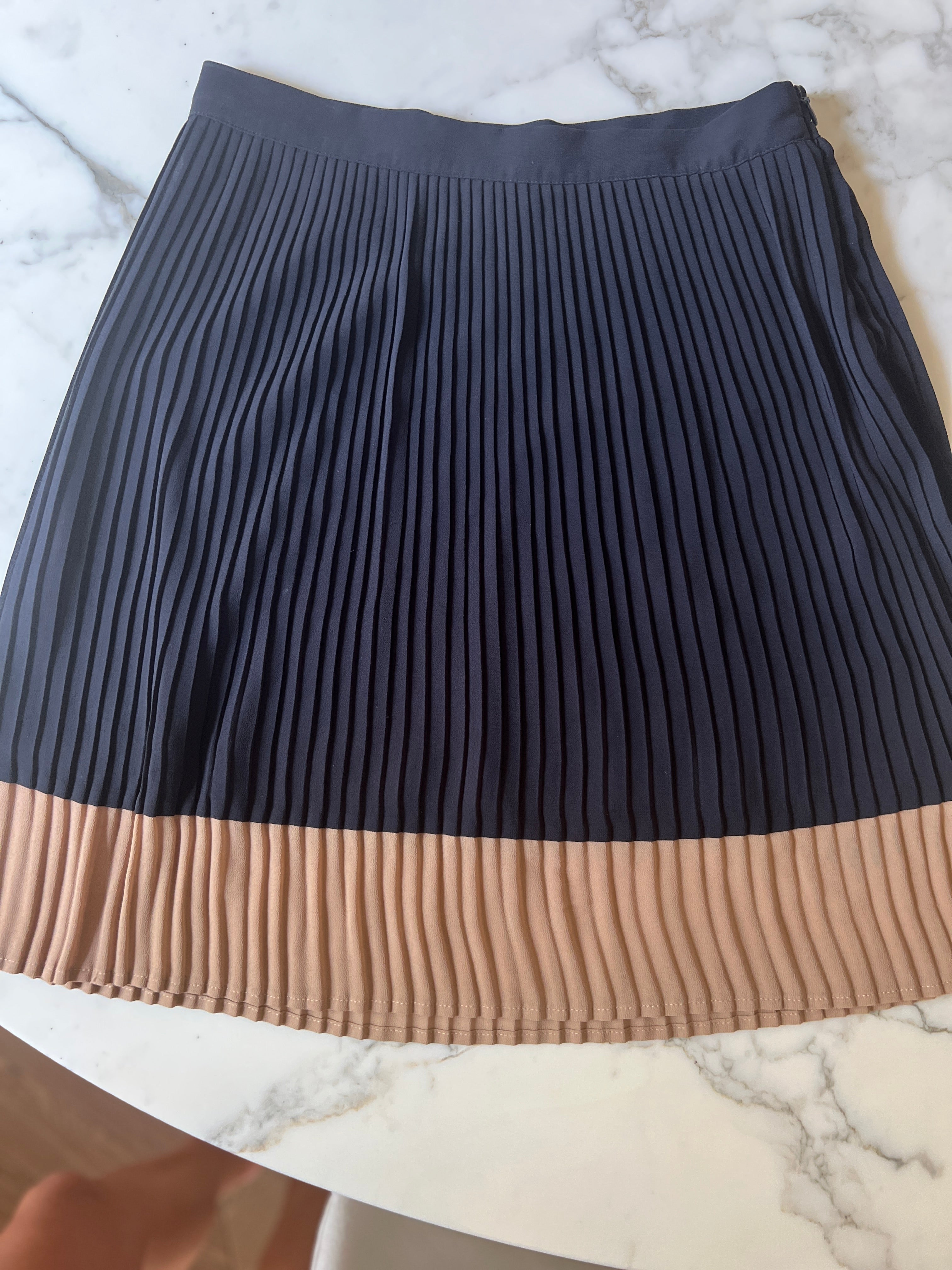 Jupe Vila plissée noire bas beige