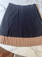 Charger l&#39;image dans la galerie, Jupe Vila plissée noire bas beige
