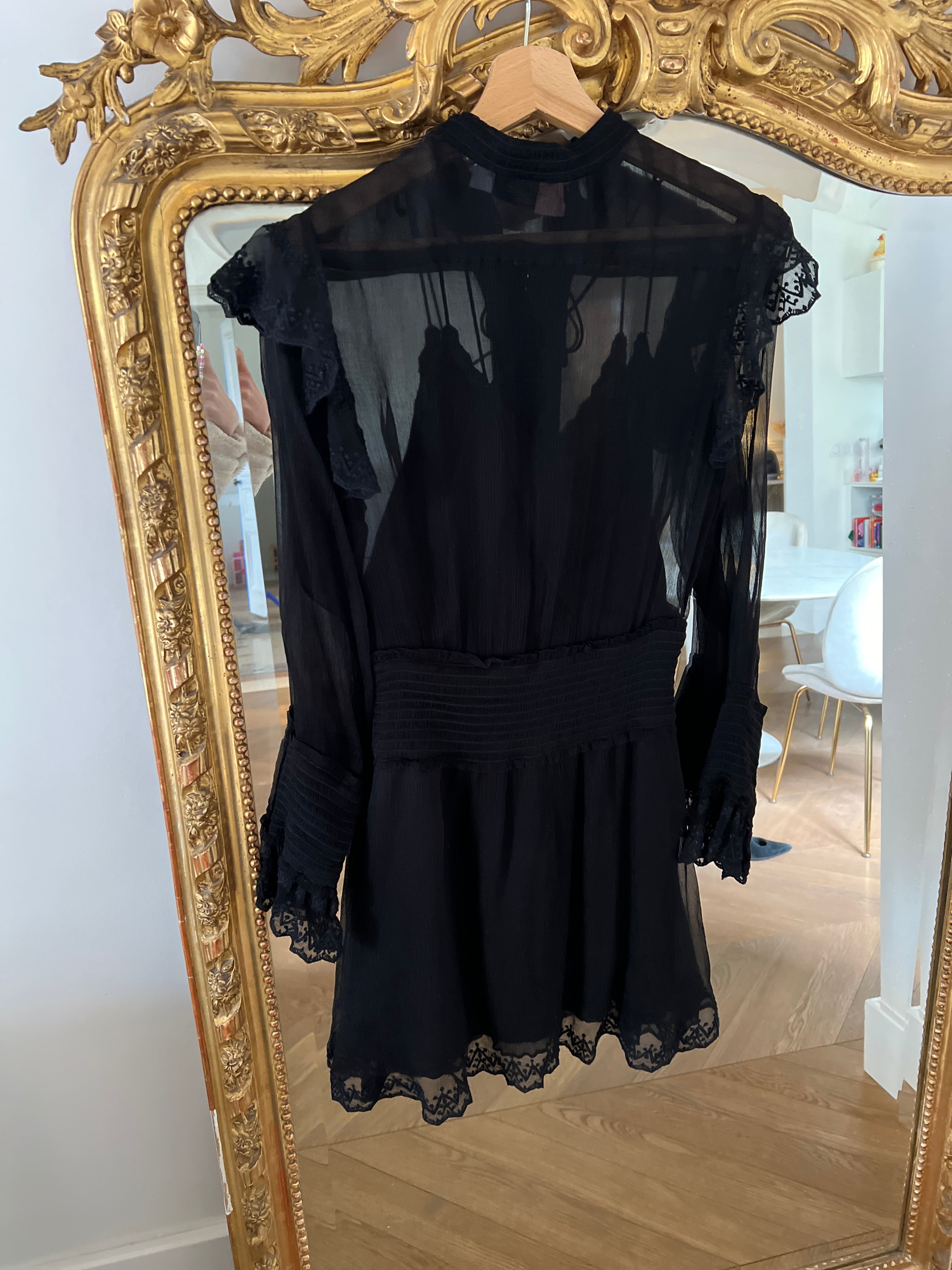 Robe Iro en soie noire fluide et courte