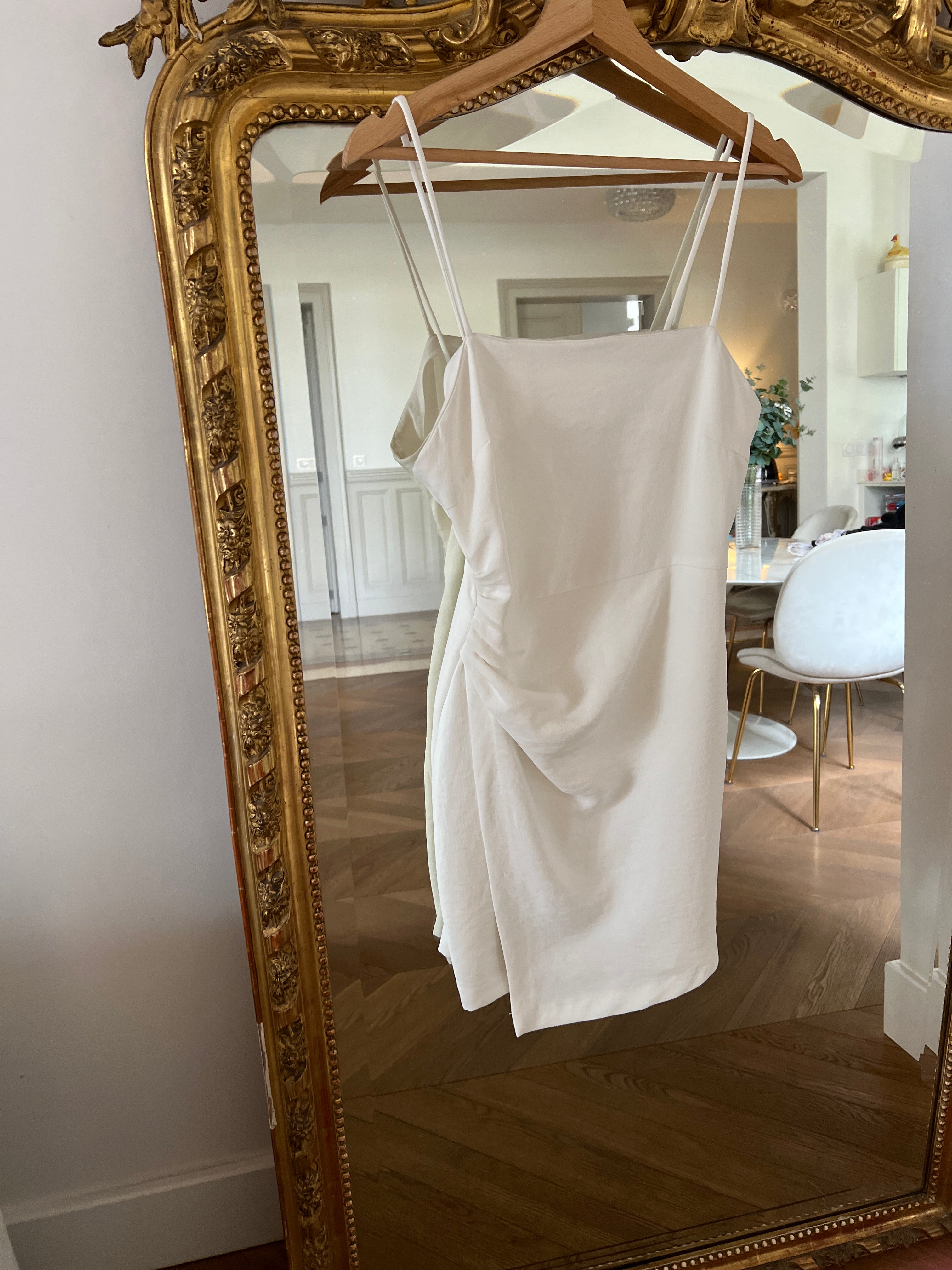 Aurianne Sinacola Robe Zara blanche à bretelles