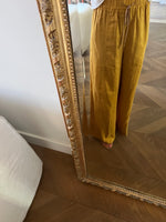 Charger l'image dans la galerie, Forte Forte - Pantalon moutarde en soie

