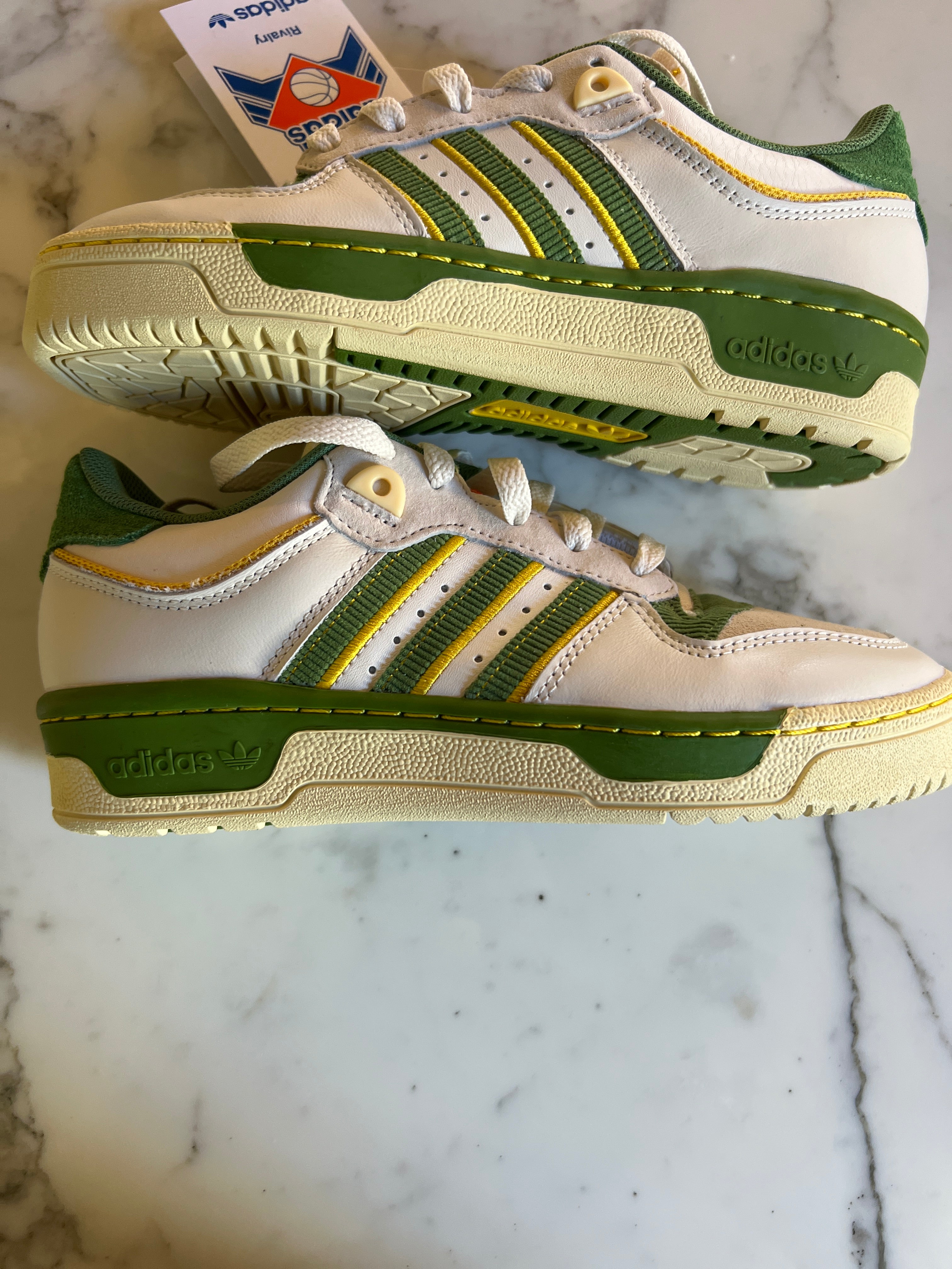 Adidas - Baskets Rivalry 86 beige et verte