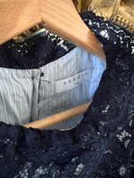 Charger l'image dans la galerie, Sandro - Blouse en dentelle bleu marine
