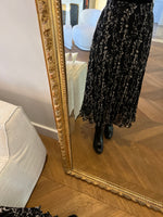 Charger l&#39;image dans la galerie, Ba&amp;sh- Jupe plissée noir à fleurs beige
