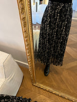 Charger l&#39;image dans la galerie, Ba&amp;sh- Jupe plissée noir à fleurs beige
