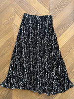 Charger l&#39;image dans la galerie, Ba&amp;sh- Jupe plissée noir à fleurs beige
