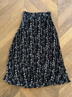 Charger l&#39;image dans la galerie, Ba&amp;sh- Jupe plissée noir à fleurs beige
