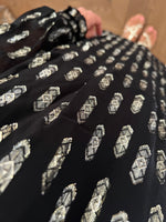 Charger l'image dans la galerie, Claudie Pierlot - Robe noire col montant irisé dorée
