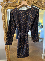 Charger l&#39;image dans la galerie, Soie Paris - Robe satinée en soie noire dorée
