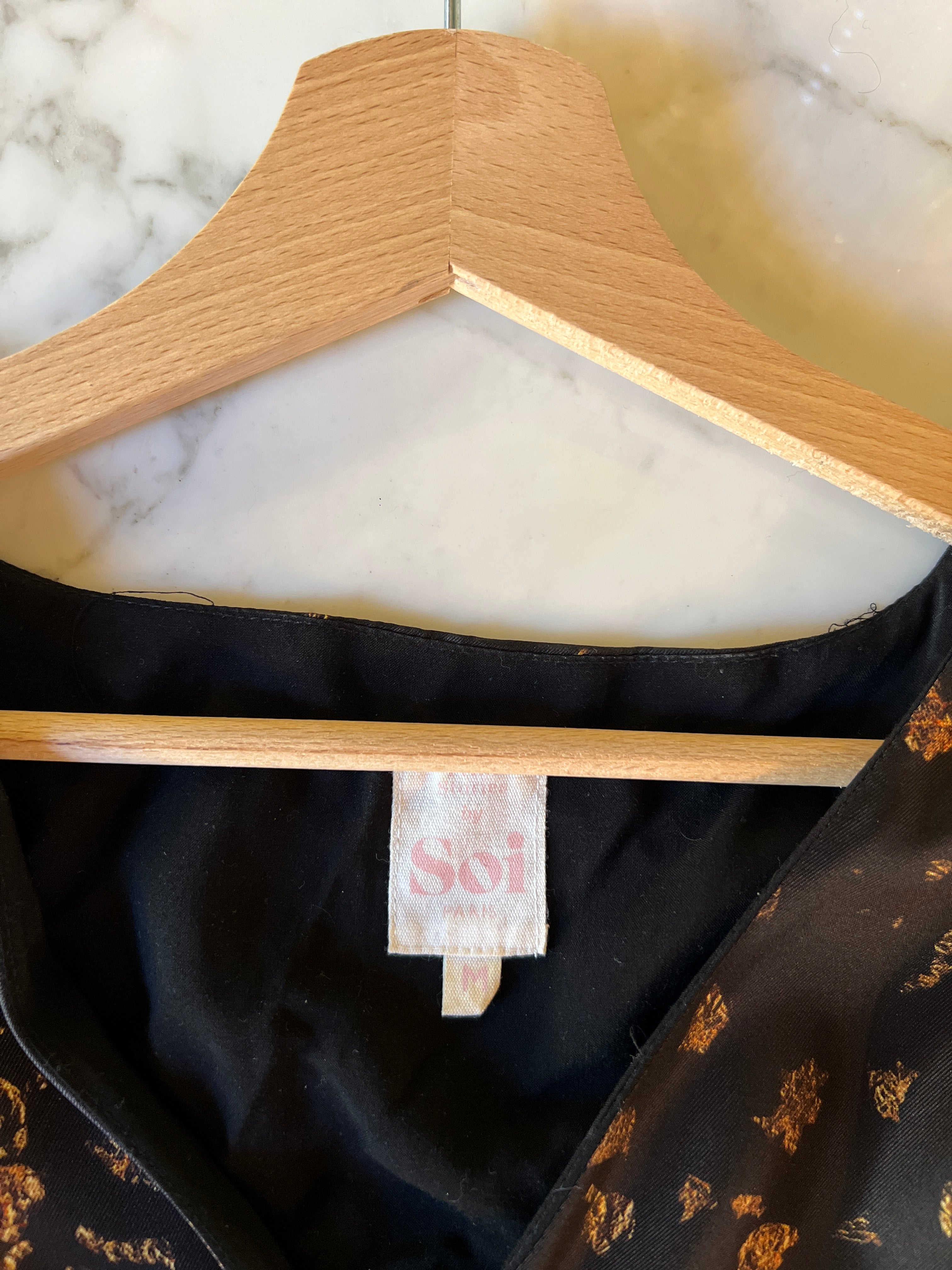 Soie Paris - Robe satinée en soie noire dorée