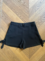 Charger l&#39;image dans la galerie, Short noir Claudie Pierlot noeud sur le côté
