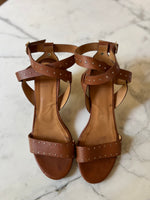 Charger l&#39;image dans la galerie, Sandales à talons Sézane camel à clous
