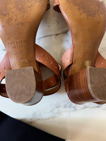 Charger l&#39;image dans la galerie, Sandales à talons Sézane camel à clous

