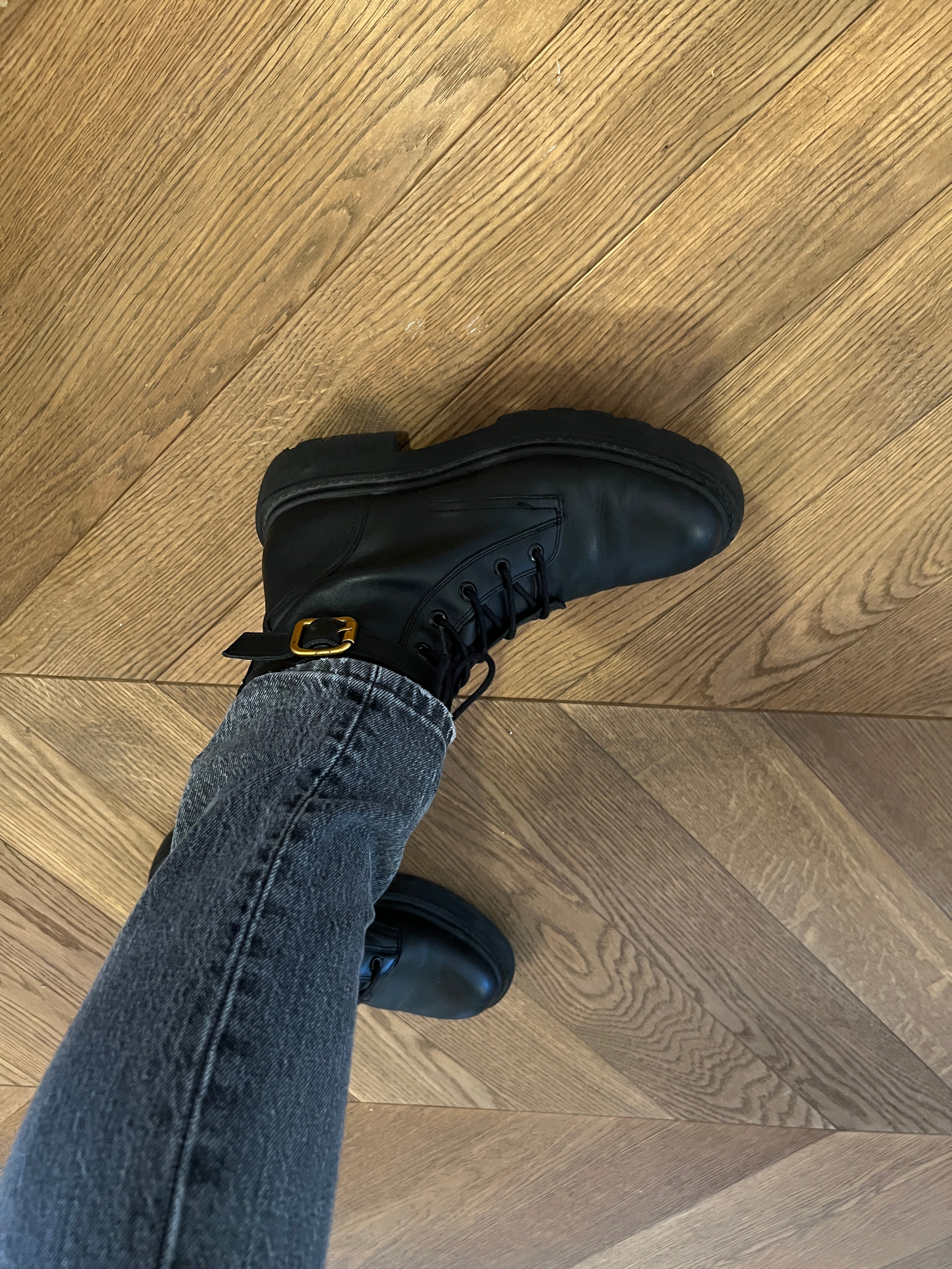 Ariane Brodier Bottines Zara noires cuir