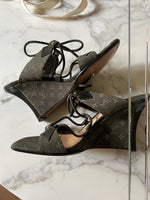 Charger l&#39;image dans la galerie, Noémie Lenoir Sandales compensées Louis Vuitton kaki
