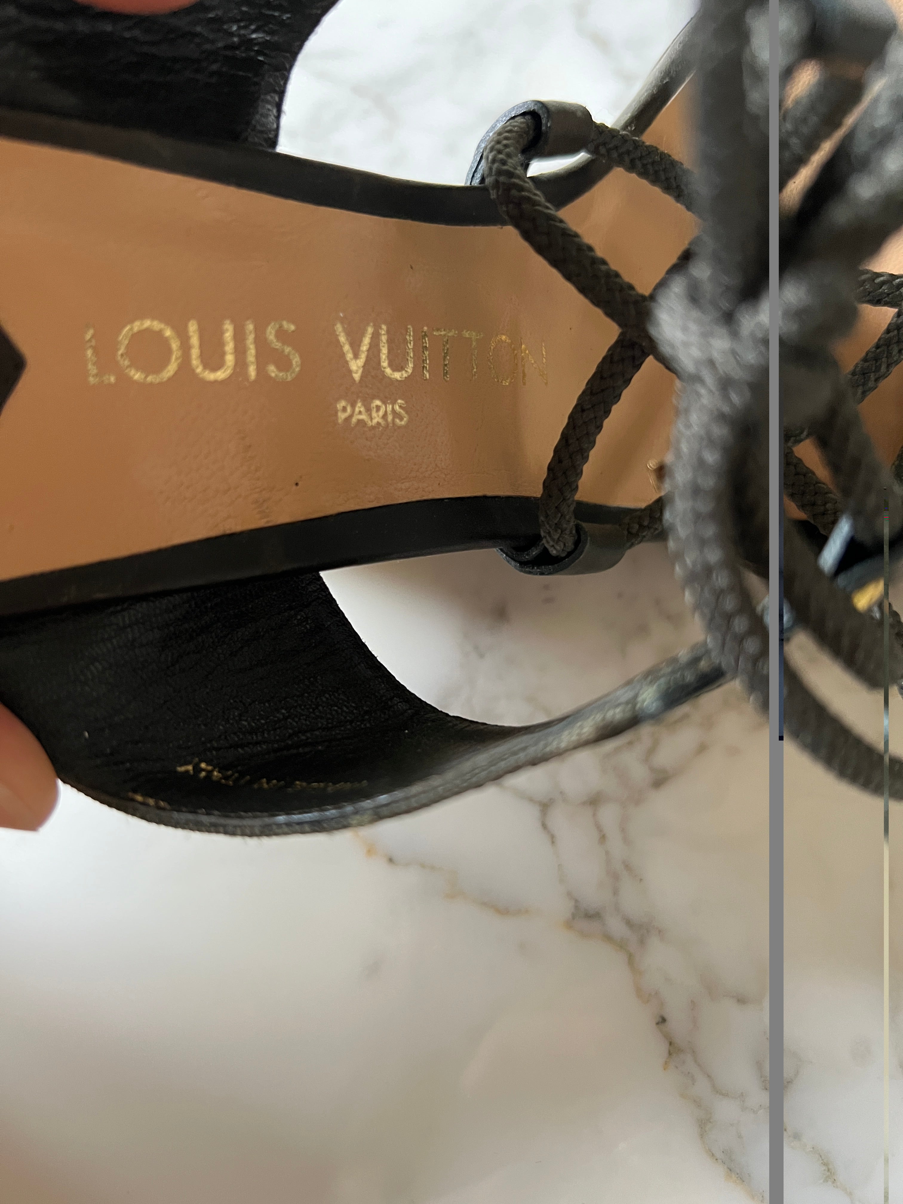 Noémie Lenoir Sandales compensées Louis Vuitton kaki