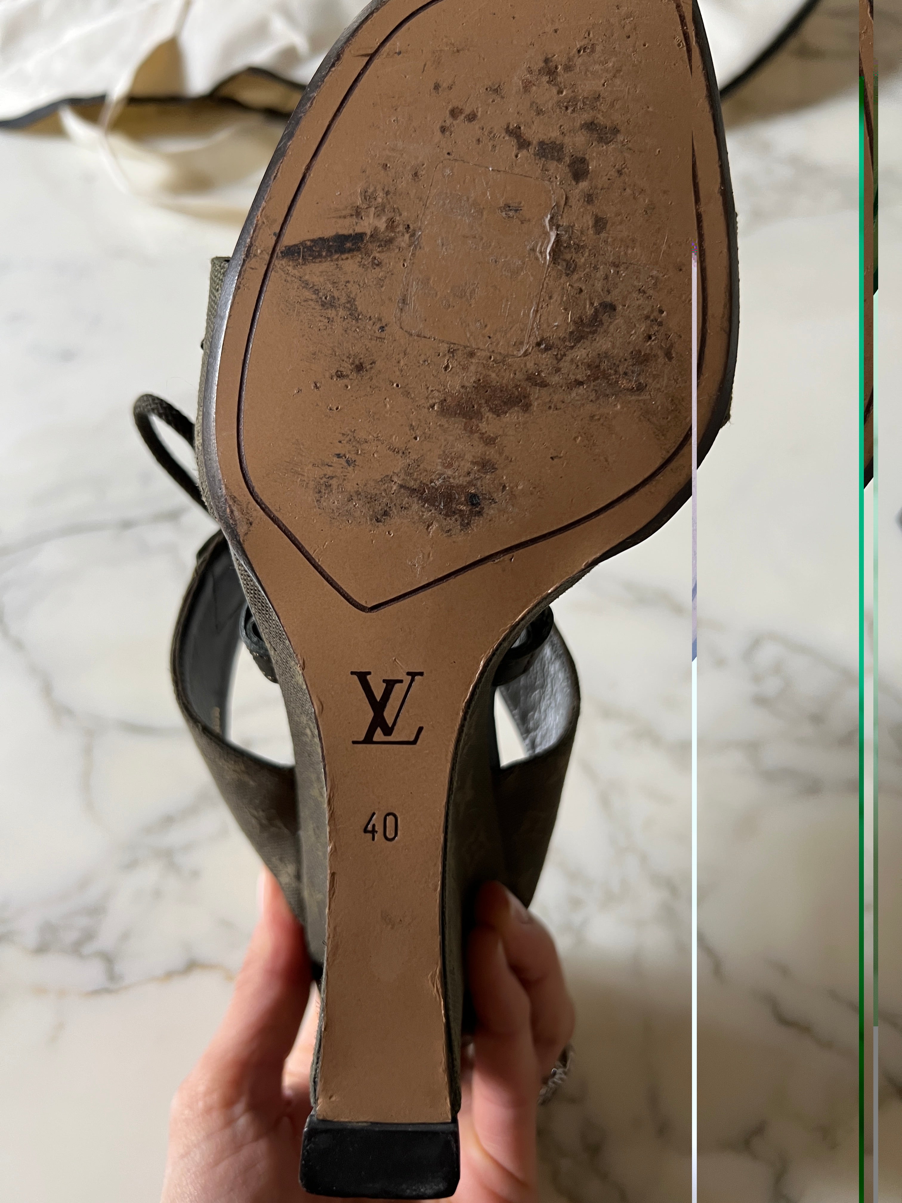 Noémie Lenoir Sandales compensées Louis Vuitton kaki