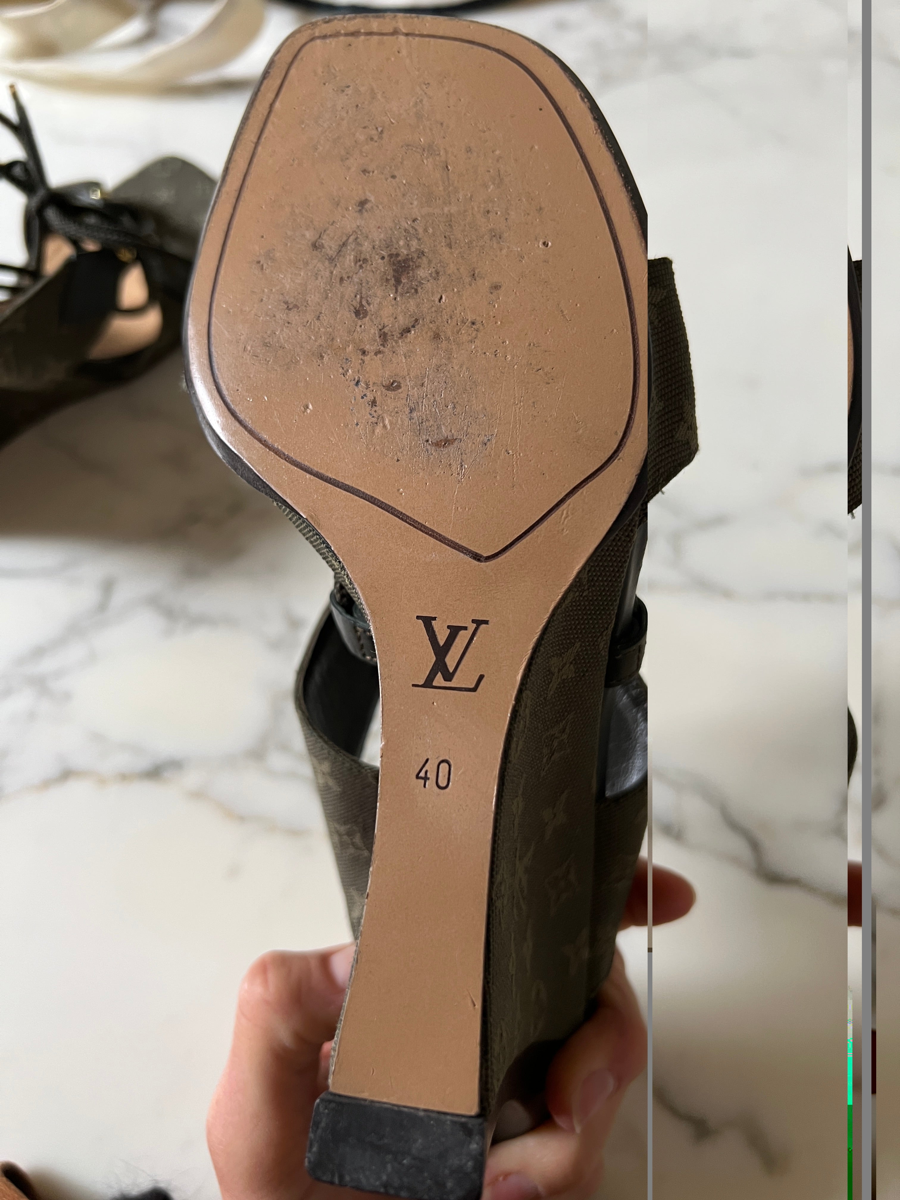 Noémie Lenoir Sandales compensées Louis Vuitton kaki