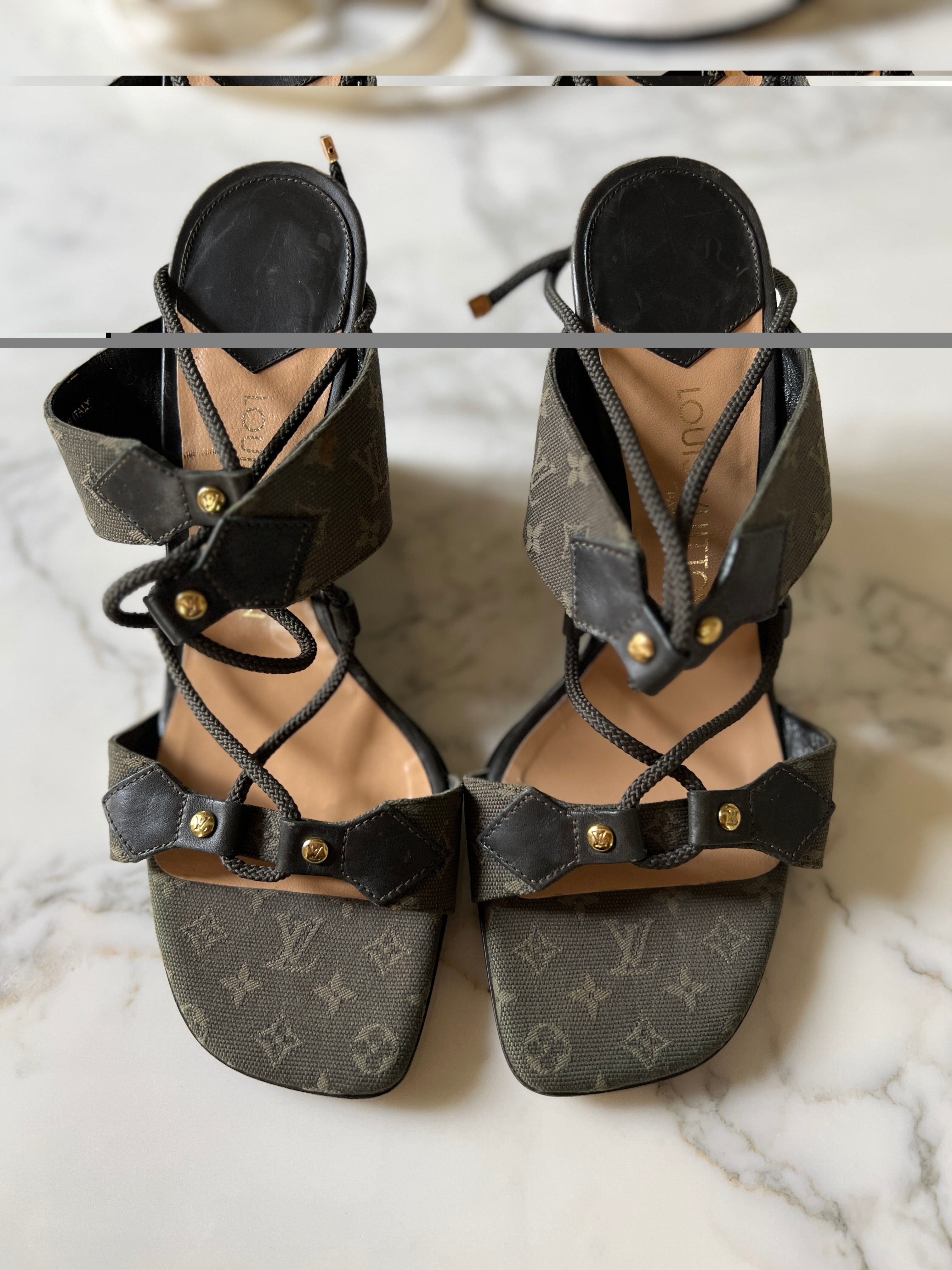 Noémie Lenoir Sandales compensées Louis Vuitton kaki