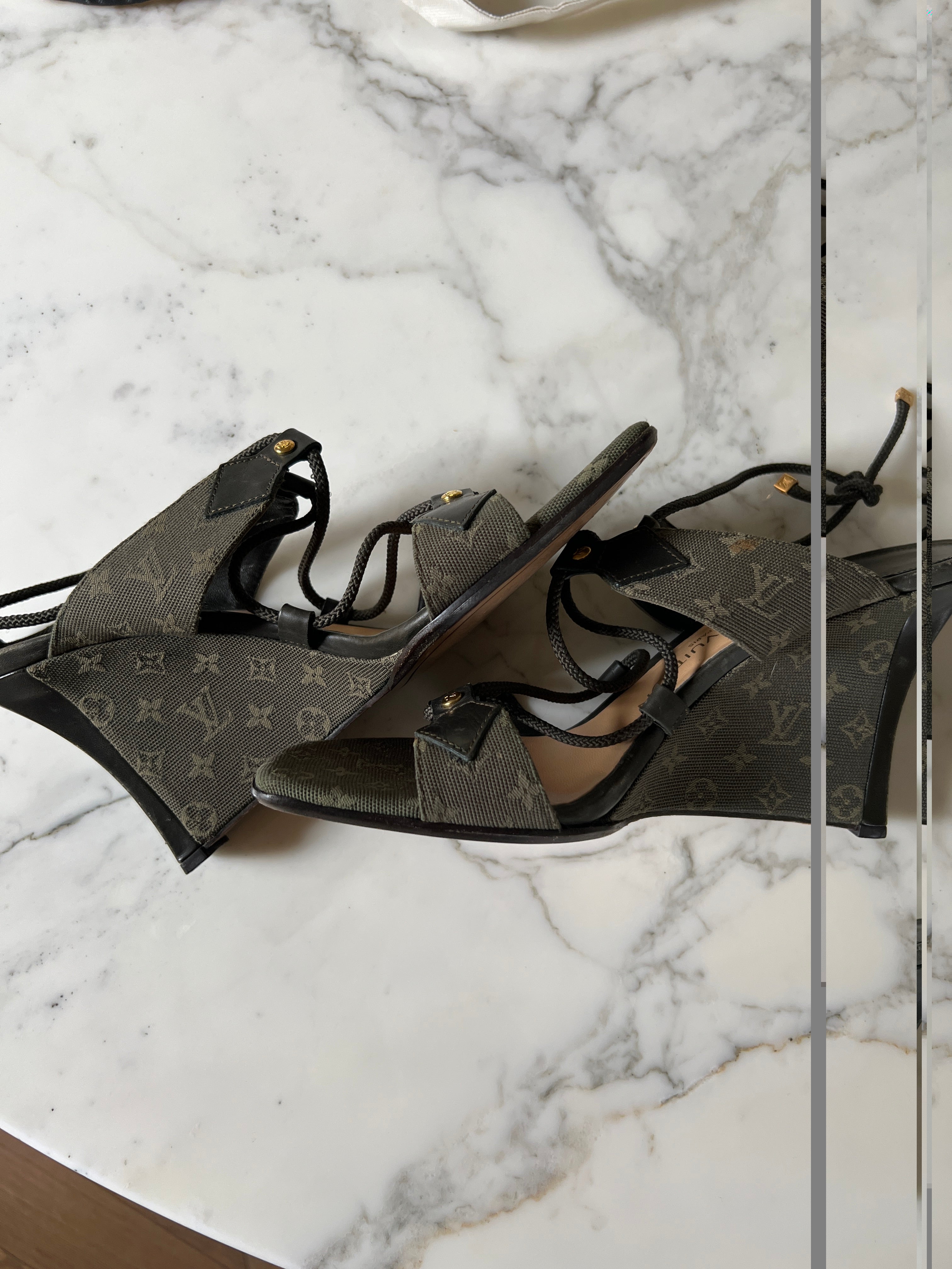 Noémie Lenoir Sandales compensées Louis Vuitton kaki