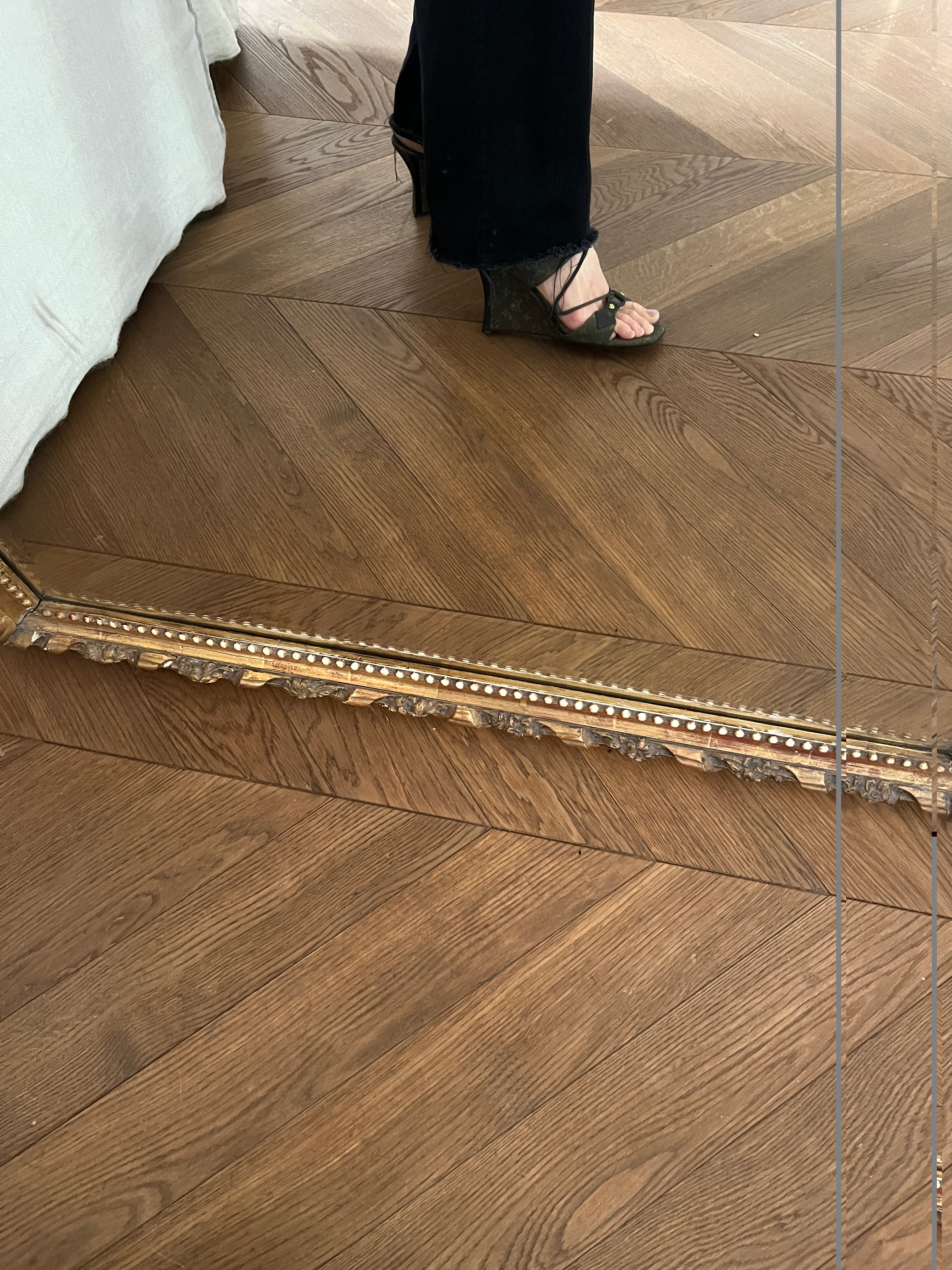 Noémie Lenoir Sandales compensées Louis Vuitton kaki