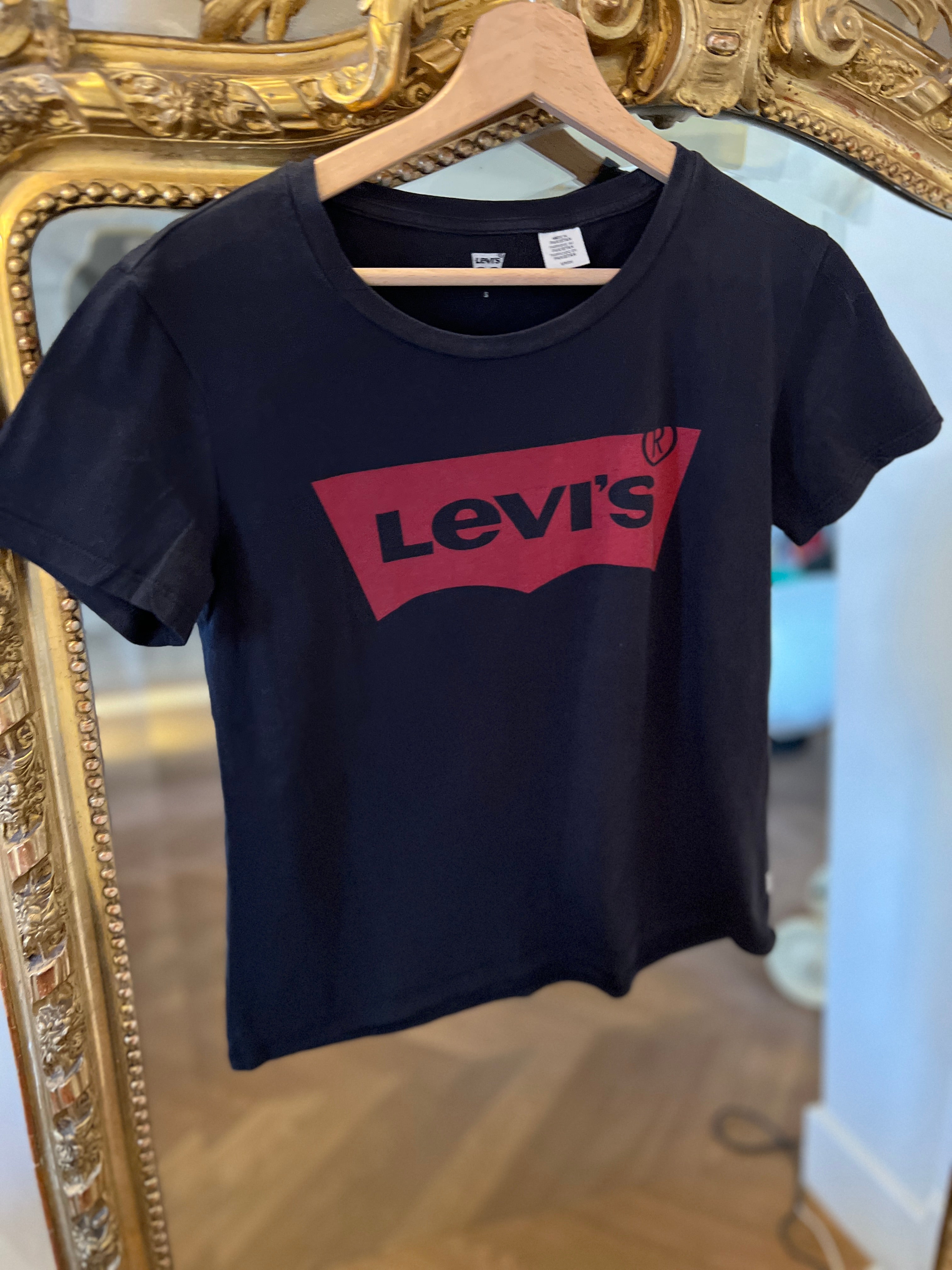 Ariane Brodier T-shirt Levis noir et bordeaux