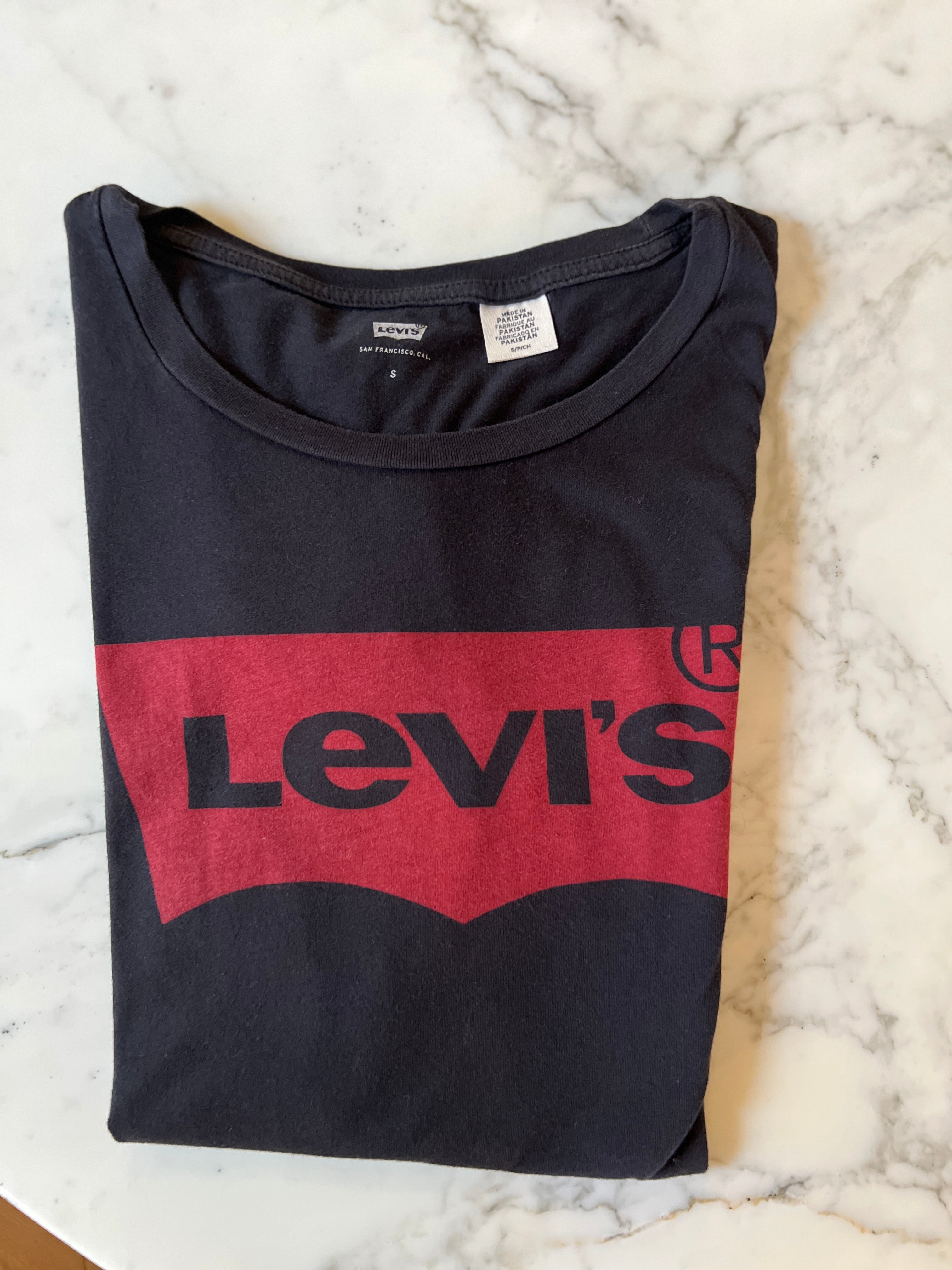 Ariane Brodier T-shirt Levis noir et bordeaux