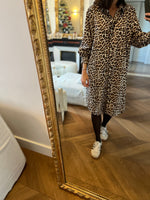 Charger l&#39;image dans la galerie, Ariane Brodier Robe chemisier leopard H&amp;M
