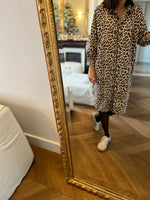 Charger l&#39;image dans la galerie, Ariane Brodier Robe chemisier leopard H&amp;M
