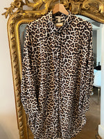 Charger l&#39;image dans la galerie, Ariane Brodier Robe chemisier leopard H&amp;M
