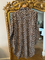 Charger l&#39;image dans la galerie, Ariane Brodier Robe chemisier leopard H&amp;M
