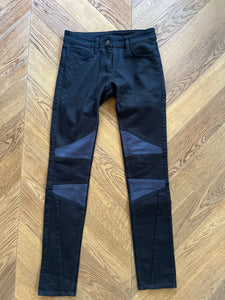 Anne Charlotte Jean slim Sandro noir et bleu