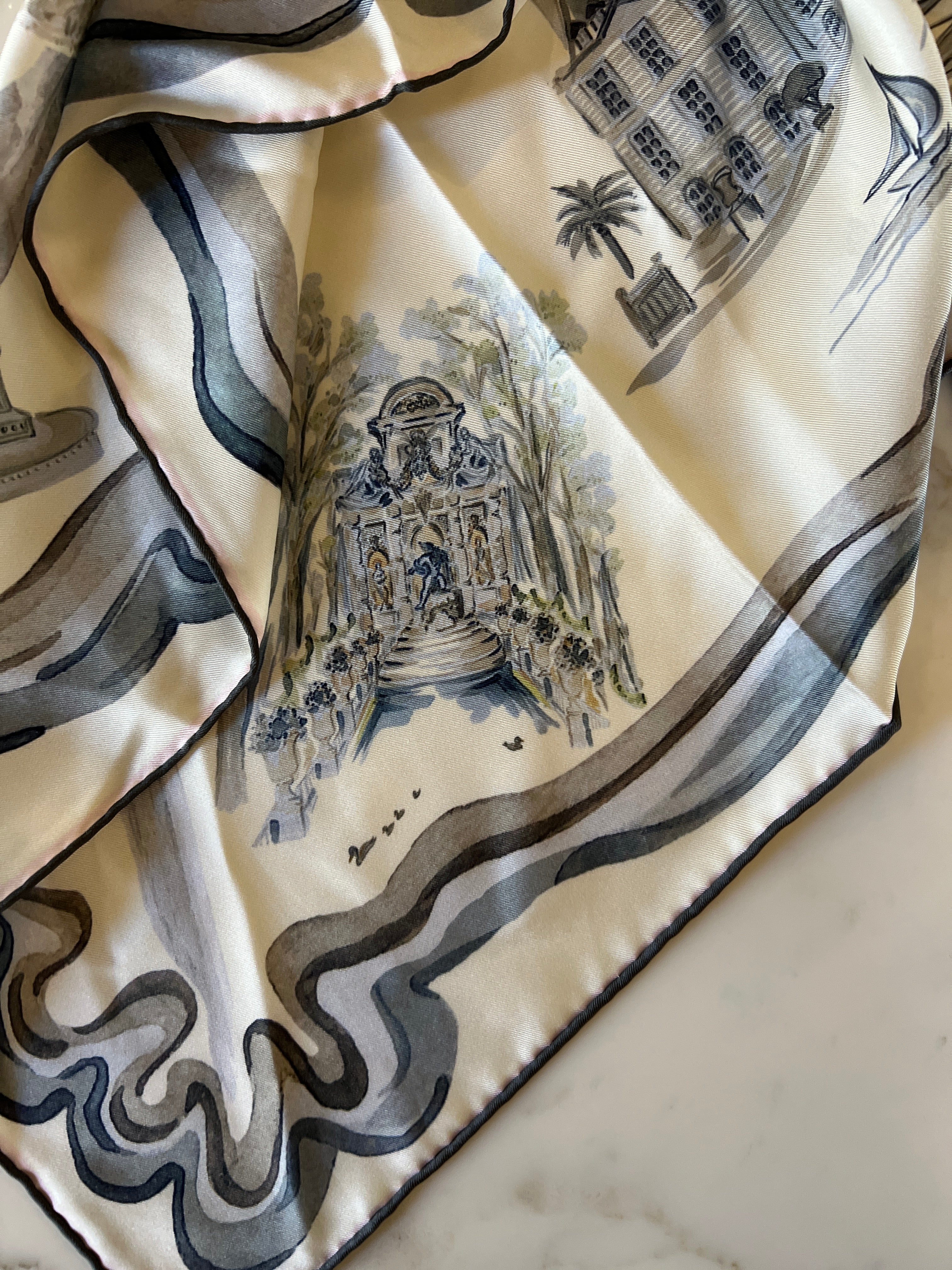 Ariane Brodier Foulard en soie Grey Hall Design