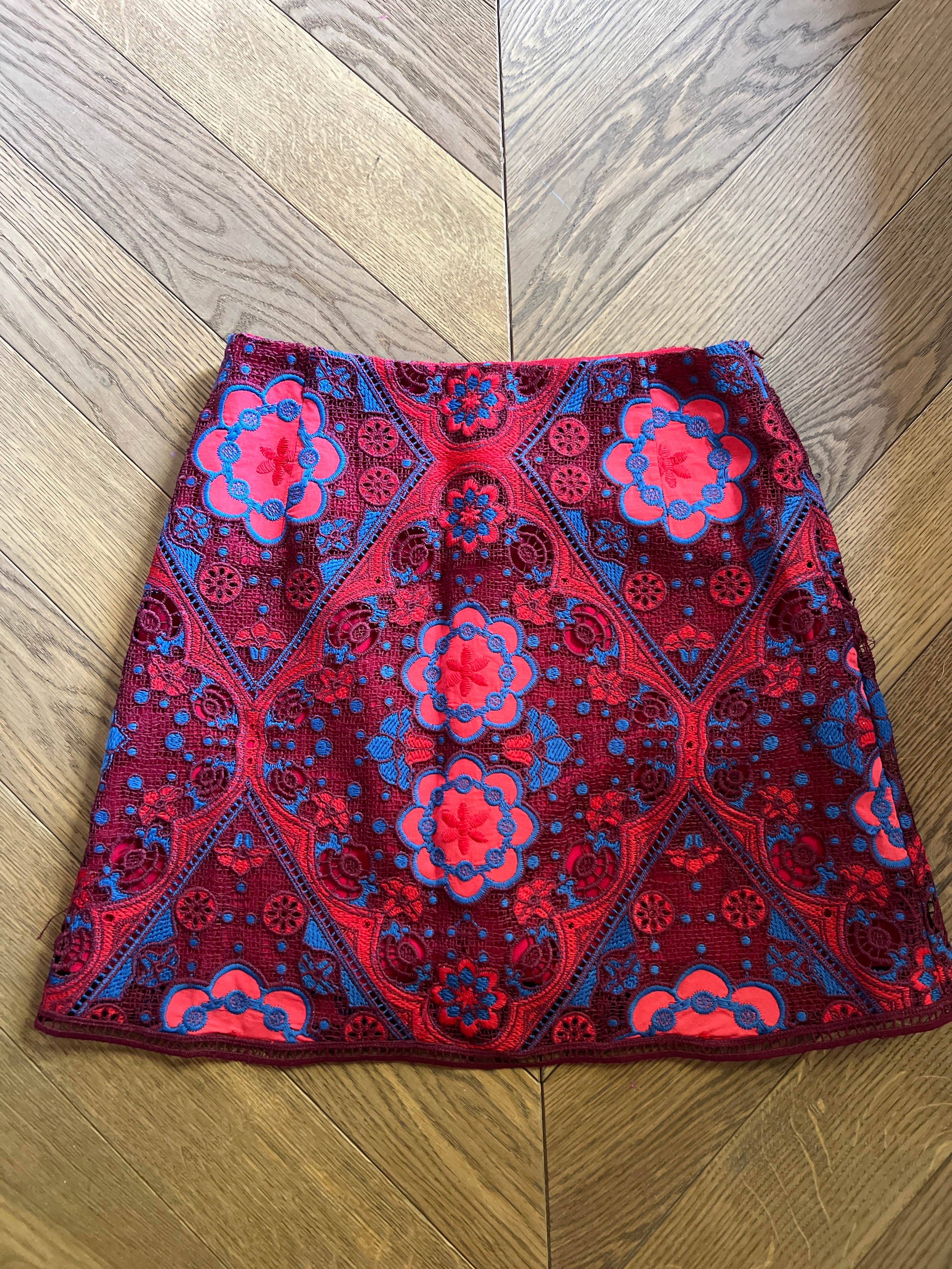 Jupe Sandro en dentelle rouge et bleue