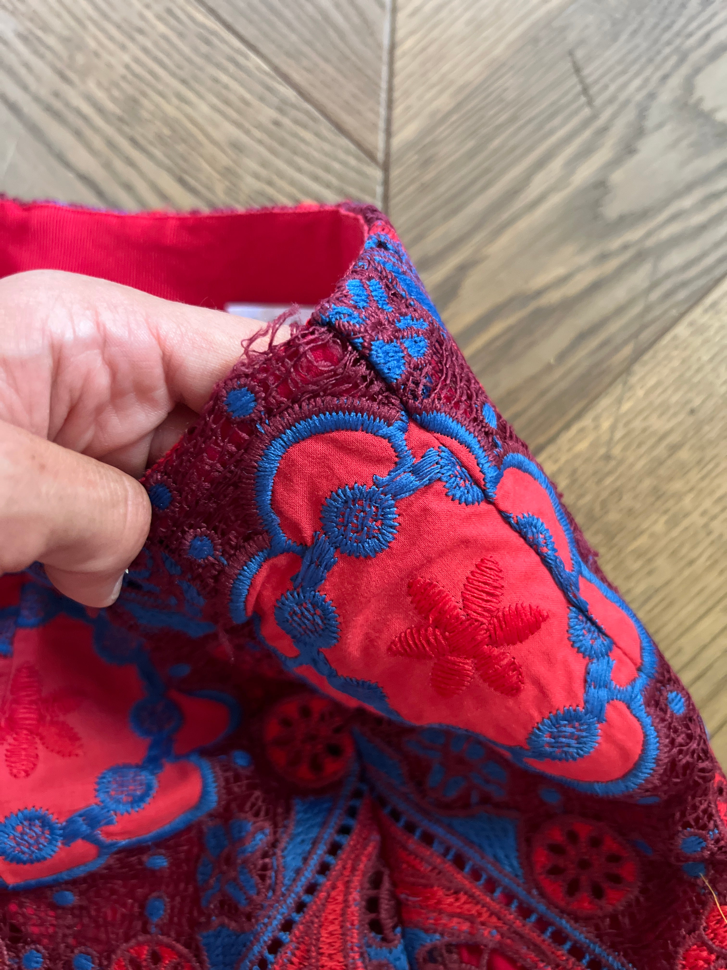 Jupe Sandro en dentelle rouge et bleue
