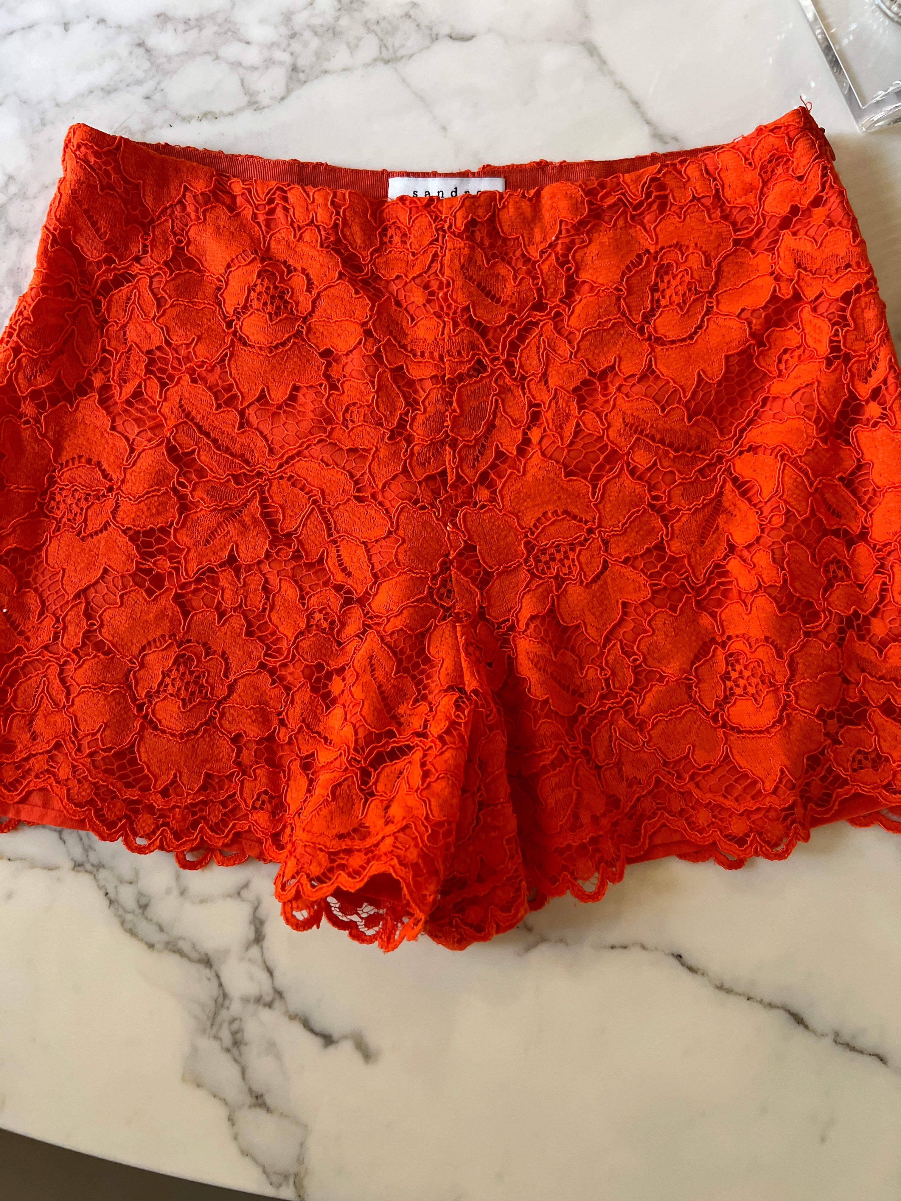 Short Sandro en dentelle rouge