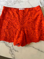 Charger l&#39;image dans la galerie, Short Sandro en dentelle rouge
